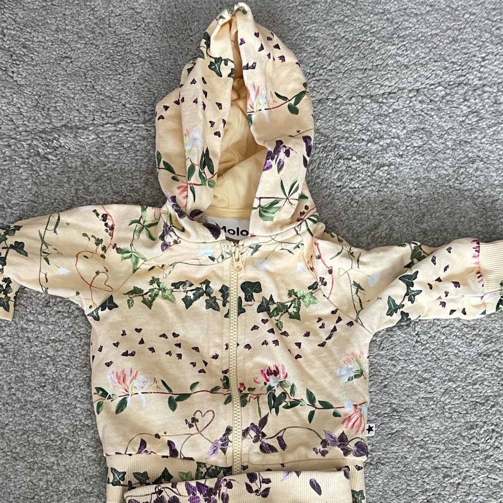 MOLO sweat suit